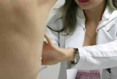 De acuerdo a la OMS, entre el 0,5 % y el 1 % de los casos de cáncer de mama afectan a varones.
