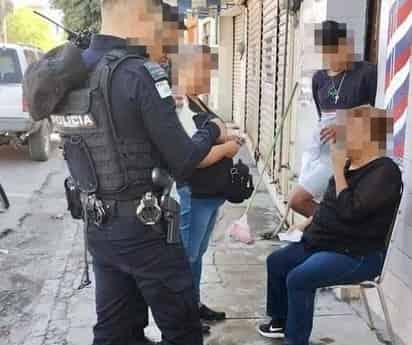 Este sábado, una adulta mayor fue atendida por policías de Torreón tras haber caído en calles del Centro de la ciudad.