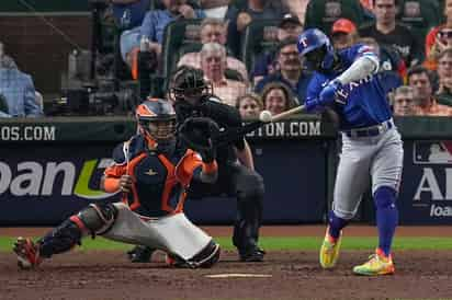 Adolis García conectó un grand slam en la novena entrada en la victoria de los Rangers 9-2 sobre Astros para forzar el juego 7 de la serie. (AP)