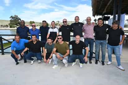 Eugenio Dolmo Flores, Rodrigo Ruiz, Daniel Ludueña, Walter Jiménez, Matías Vuoso, Adrián Martínez, Wagner de Souza, Pedro Muñoz, Antonio Apud, Juan Flores, Joaquín Reyes, Oribe Peralta, Jared Borgetti y Héctor Adomaitis, compartirán con decenas de niños y jovencitos gomezpalatinos, en una actividad en colaboración con la Fundación Chilchota. (FOTO: RAMÓN SOTOMAYOR)