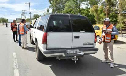 Se realizó un operativo para revisar las placas sobre el bulevar Independencia, a la altura de la calzada Colón.  (CORTESÍA)