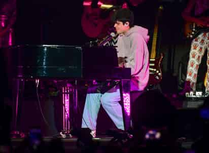 El cantante Iñigo Quintero durante su actuación con motivo del Concierto Cadena 100 Por Ellas celebrado este sábado en el WiZink Center de Madrid. EFE/ Victor Lerena