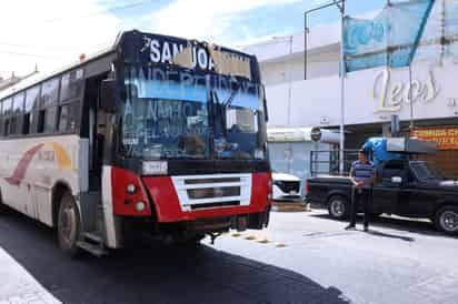 Abollados
La carrocería exterior de las unidades luce muy deteriorada, hay muchas que tienen mayor antigüedad a la que establece la normativa, presentan golpes, abolladuras, tienen reparaciones que se han hecho sobre la marcha, pero ya requieren de una modernización. (VAYRON INFANTE / EL SIGLO DE TORREÓN)