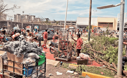 En las calles de Acapulco, miles de personas comenzaron a saquear tiendas de autoservicio y centros comerciales. (FOTO: ANGÉLICA SANDOVAL)