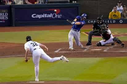 Corey Seager conectó un cuadrangular de dos carreras en la tercera entrada y brilló con una jugada clave a la defensa, en la victoria de los Rangers 3-1 sobre Diamondbacks en el juego 3 de la Serie Mundial.