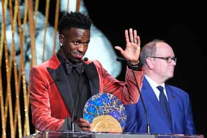 El internacional brasileño y extremo del Real Madrid, Vinicius Jr., pronuncia su discurso de aceptación tras recibir el Premio Sócrates al compromiso social y la labor humanitaria de un futbolista durante la ceremonia del Balón de Oro 2023 en el Teatro du Chatelet de París, Francia, el 30 de octubre de 2023. (AP)