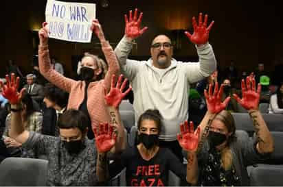 En la audiencia, abierta al público, participaron varias personas, quienes desde que Blinken tomó la palabra levantaron sus manos, pintadas de rojo, simbolizando la sangre. (X)