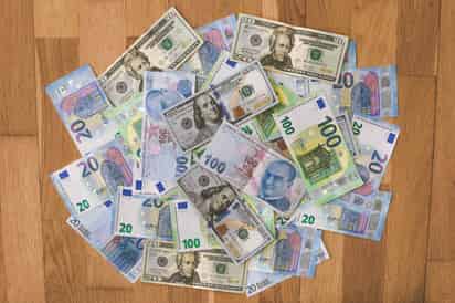 La moneda turca empezó 2023 con un valor de 18.7 unidades por dólar. (ARCHIVO)