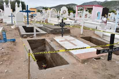 Debido a las lluvias, una calle aledaña al Panteón Municipal Número 2 y al privado Jardines del Tiempo registraron anegaciones. (FERNANDO COMPEÁN / EL SIGLO DE TORREÓN)