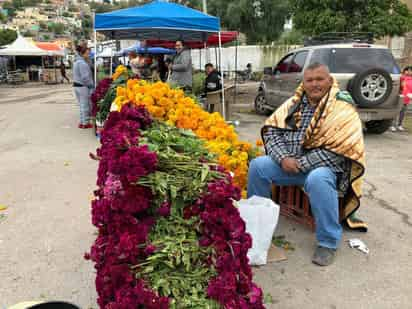 Debido a la poca afluencia que se registró el día de ayer en el Panteón número 1, se reportaron bajas las ventas de flores. (FERNANDO COMPEÁN / EL SIGLO DE TORREÓN)