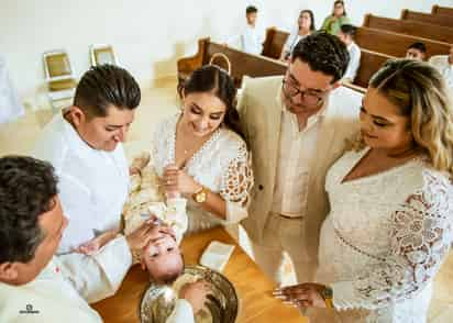 Papás y padrinos bautizando a Luka Maximiliano.