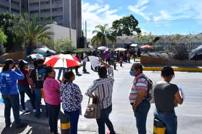 Desde temprana hora, el bulevar Revolución fue bloqueado por derechohabientes del IMSS. (EL SIGLO DE TORREÓN)