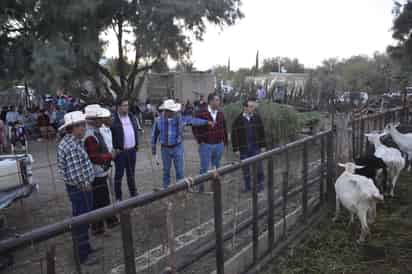 En San Nicolás, el alcalde estuvo acompañado por el comisariado ejidal, Ignacio Becerra, y presentó una serie de proyectos para la comunidad. (CORTESÍA)