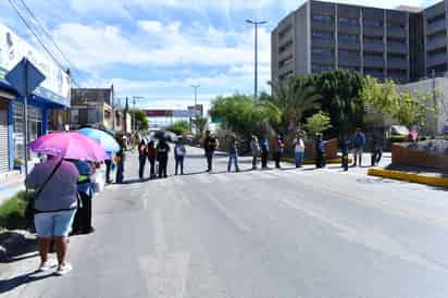 Este año ya son varias veces que la derechohabiencia bloquea el bulevar Revolución por demoras en la farmacia de la clínica 16. (EL SIGLO DE TORREÓN)