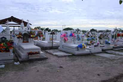 Los trabajos comenzaron simultáneamente en el panteón municipal La Rosa de Gómez Palacio y en el panteón municipal de Lerdo. (VAYRON INFANTE / EL SIGLO DE TORREÓN)