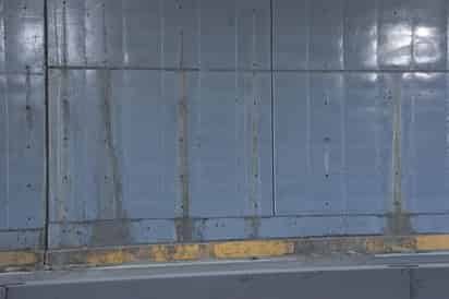 Las filtraciones en la pared de uno de los viaductos aparecen cada vez que el canal 3+500 lleva agua. (VAYRON INFANTE)