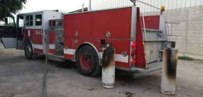 Dos tanques de gas LP se incendiaron debido a la fuga que se presentaba en la tubería que conducía al regulador de uno de ellos.