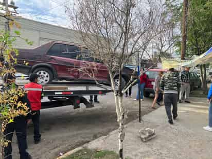 Los vehículos involucrados fueron retirados del lugar con la ayuda de una grúa y depositados en un corralón de la ciudad para su resguardo. (EL SIGLO DE TORREÓN)