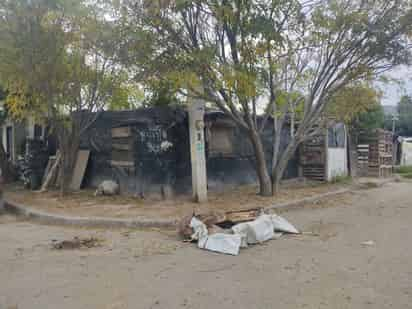 En calles de la colonia Santiago Ramírez abandonan una caja de muerto envuelta en un bolsa mortuoria.