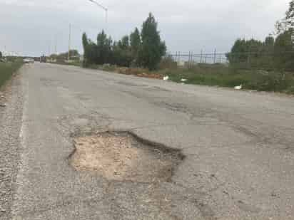 La vía abarca unos 2 kilómetros y casi toda tiene baches. (EL SIGLO DE TORREÓN)