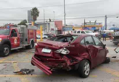 El aparato accidente concentró a un grupo importante de personas y también del personal del supermercado. (EL SIGLO DE TORREÓN)