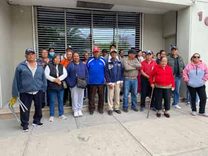 A modo de protesta, ejidatarios de La Perla, en Torreón, denuncian invasión de tierras. 