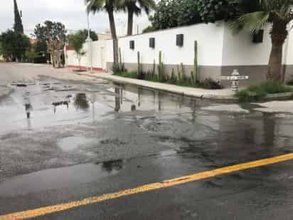 Ayer se observó una inmensa laguna de agua sucia en las calles Paseo de la Diligencia y Paseo del Campestre, la cual brotaba de las alcantarillas. (EL SIGLO DE TORREÓN)