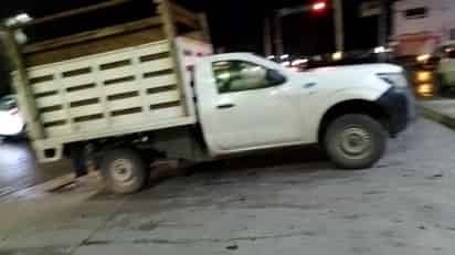 Mujer es arrollada por camioneta de redilas en la colonia Jacarandas de Torreón