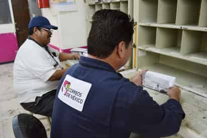 Ellos recorren kilómetros a pie, en bicicleta o en motocicleta para entregar la correspondencia a millones de hogares. (ARCHIVO)