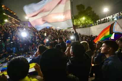 Cientos de personas se dieron cita en la Estela de Luz y otras ciudades para honrar su memoria. (EL UNIVERSAL)