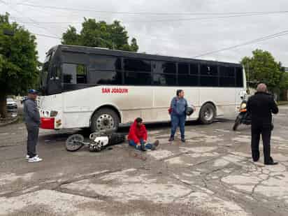 Hasta el lugar del accidente se hicieron presentes agentes de Tránsito y Vialidad y paramédicos de la Cruz Roja.