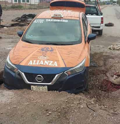 El vehículo Nissan Versa de la base de taxis Alianza terminó dentro de una zanja en la ciudad de Gómez Palacio.