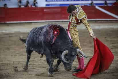 Mucho temple derrochó el torero lagunero en los muletazos, pero no tuvo suerte con el acero.
