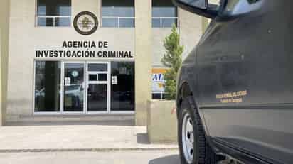 Es frecuente encontrar en redes sociales videos de familias que documentan cómo agentes de rompen puertas y se meten a la fuerza a viviendas. (SERGIO A. RODRÍGUEZ)