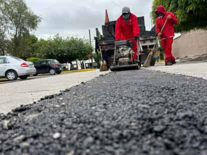 Atienden labores de bacheo en la ciudad; piden a la población hacer sus reportes para atenderlos. (EL SIGLO DE TORREÓN)