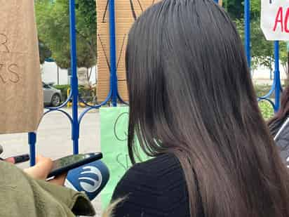 Carolina y demás alumnos exigen la destitución de algunos docentes y la no contratación de aquellos que tengan antecedentes de denuncias por motivos de abuso y acoso contra estudiantes.