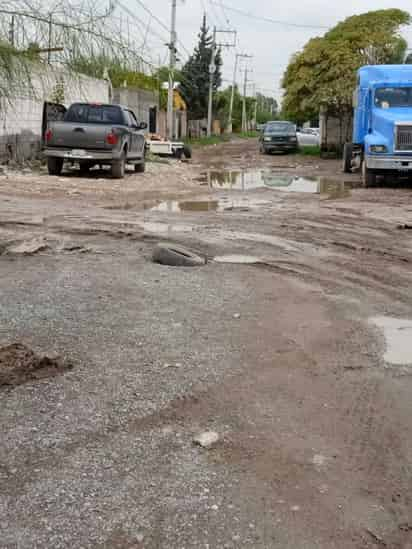 Vecinos de la colonia Miguel de la Madrid, piden pavimentación en varias calles. (EL SIGLO DE TORREÓN)