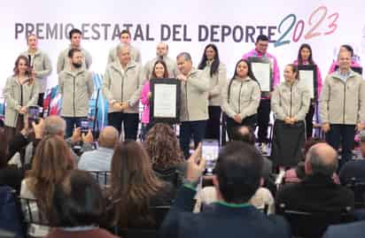 Miguel Riquelme, gobernador de Coahuila, entregó el Premio Estatal del Deporte a Dafne Quintero García en la modalidad Atleta Absoluto.