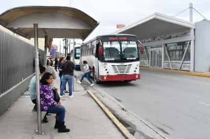 Autoridades señalaron que el alza en tarifas de transporte no se dará a cambio de nada, por lo que concesionarios buscan soluciones. (FERNANDO COMPEÁN)