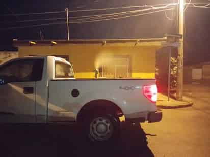 Las brigadas de las instancias de salud, intensifican las fumigaciones para evitar proliferación de mosquitos, por agua estancada. (EL SIGLO DE TORREÓN)