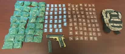 El arma de fuego y la droga fueron aseguradas por elementos de la Policía Estatal y del Ejército Mexicano.