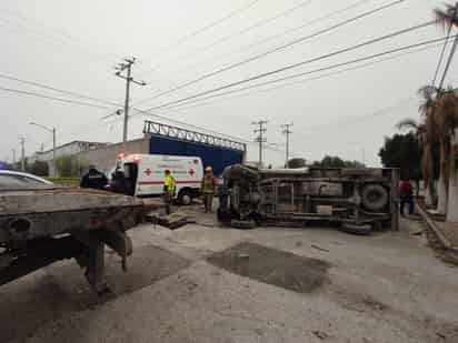 Por neblina, se impactan camionetas en la colonia Eduardo Guerra, una volcó