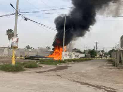 De acuerdo con el primer reporte de Protección Civil de Lerdo unos niños habrían provocado el incendio de algunos tubos. (EL SIGLO DE TORREÓN)