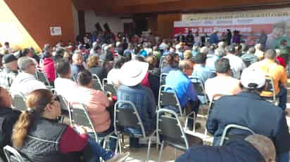 La brigada de atención se desarrolló en el lobby del teatro de la ciudad. (Foto: RENÉ ARELLANO / EL SIGLO COAHUILA)