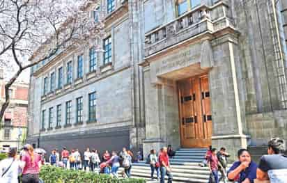 Su cercanía con el presidente resalta, por lo que se cuestionan los cargos y especialidades con las que cuentan. (ARCHIVO)