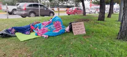 Mientras Jairo vende paletas, su familia toma un descanso en los jardines que están afuera de la Central Camionera. (EL SIGLO DE DURANGO)