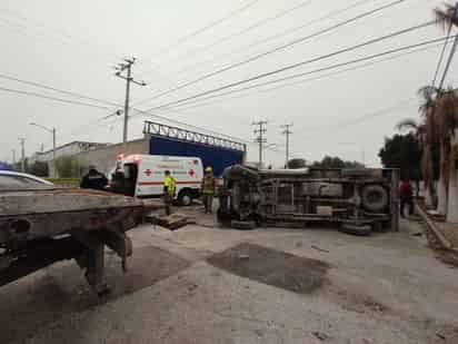 Los elementos del cuerpo de Bomberos desconectaron las baterías de las camionetas y retiraron del pavimento las autopartes desprendidas.