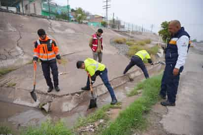 Como parte del Plan Municipal de Atención a Lluvias, acudieron titulares de dependencias a la colonia Victoria. (CORTESÍA)