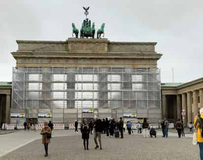 Según el diario local 'Berliner Zeitung', la policía acudió rápidamente al lugar y puso fin a la acción de protesta. (ARCHIVO)