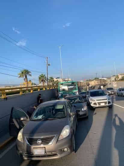 Dos vehículos particulares y un autobús de pasajeros participaron en el accidente vial al interior del desnivel del 11-40.